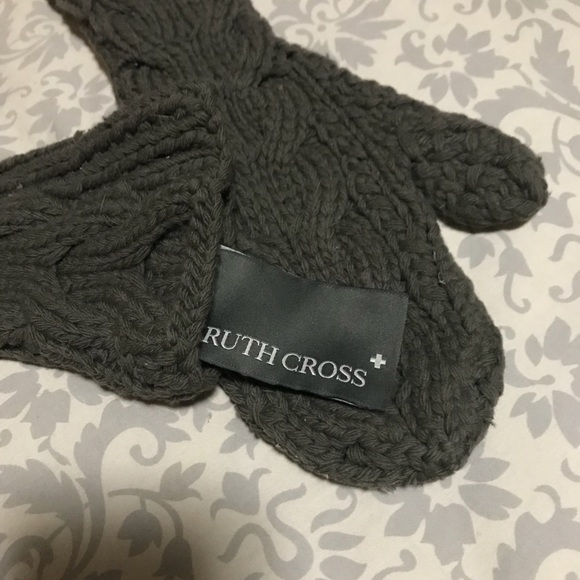 Ruth Cross Bella Swan Mittens 
